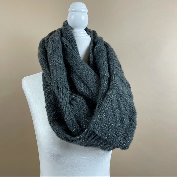 Nicole Marciano Grey With Silver Threading Infinity Scarf Classic Chunky - Picture 1 of 7